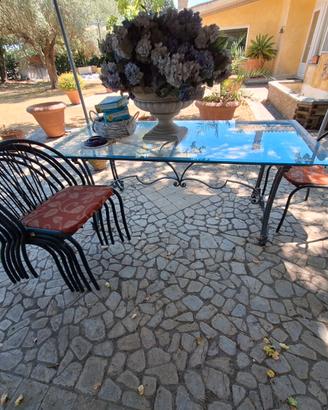 Tavolo in ferro battuto e cristallo con sedie