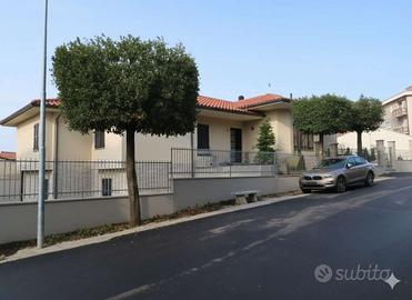 Agugliano: Villa Singola con Potenziale di Svilupp