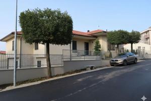 Agugliano: Villa Singola con Potenziale di Svilupp