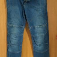 Jeans e scarpe da moto