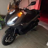 Honda adv 350