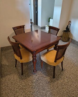 Tavolo quadrato in legno con quattro sedie