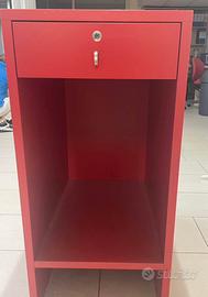 Mobiletto rosso con cassetto