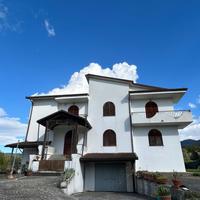 Elegante casa indipendente in contesto tranquillo