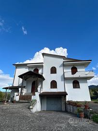 Elegante casa indipendente in contesto tranquillo