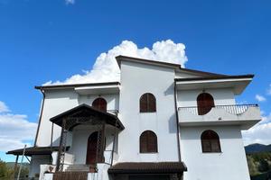 Elegante casa indipendente in contesto tranquillo