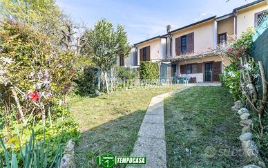 VILLA A SCHIERA RISTRUTTURATA, CON PANNELLI SOLARI