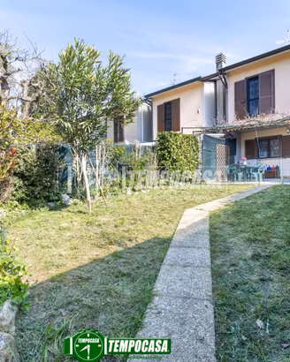 VILLA A SCHIERA RISTRUTTURATA, CON PANNELLI SOLARI
