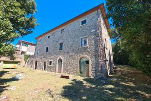 Antica casa colonica in pietra
