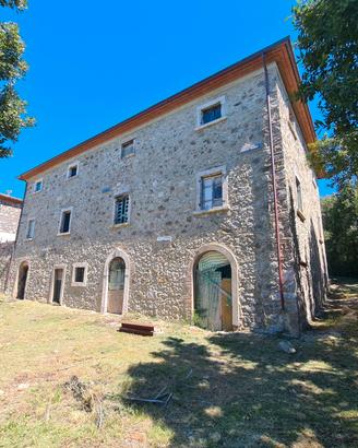 Antica casa colonica in pietra