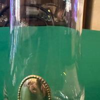 Vaso con targhetta d’argento