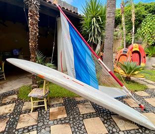 Tavola da windsurf con vela