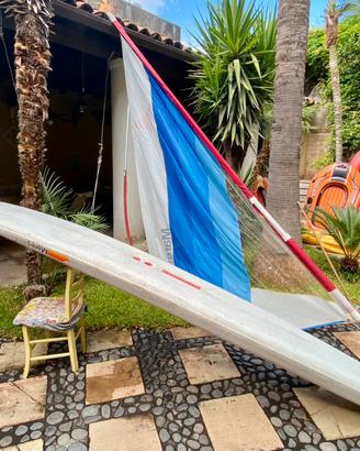 Tavola da windsurf con vela