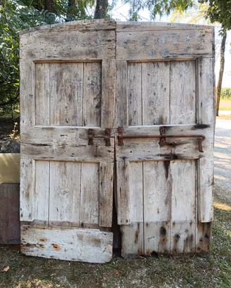 portone legno antico catenaccio