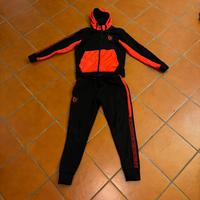 Tuta sportiva nera e rossa