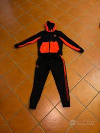 Tuta sportiva nera e rossa