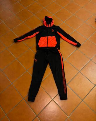 Tuta sportiva nera e rossa