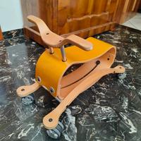 Macchinina su ruote di design Wishbone 