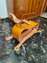 Macchinina su ruote di design Wishbone 