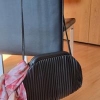 Borsa nera con tracolla in eco pelle