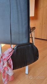 Borsa nera con tracolla in eco pelle