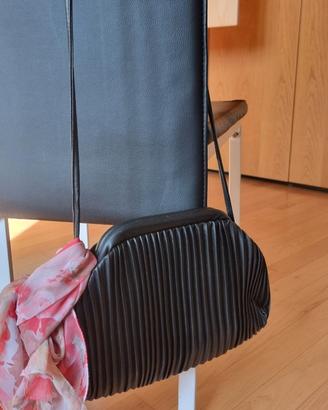 Borsa nera con tracolla in eco pelle