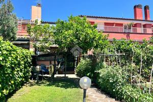 VILLA A SCHIERA A TREVIGNANO ROMANO