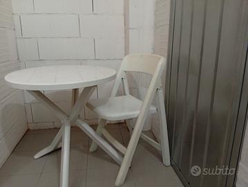tavolino con sedia 