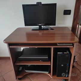 Scrivania PC. Salvaspazio in legno.