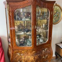 Pregevole mobile/vetrina intarsiato.