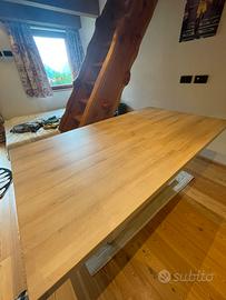 tavolo in legno robusto
