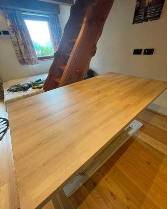 tavolo in legno robusto