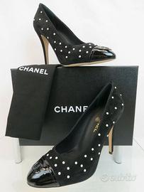 Décolleté Chanel nero con perle