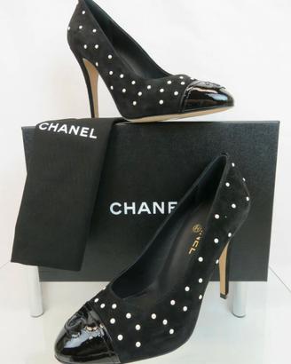 Décolleté Chanel nero con perle