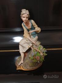 Statuina porcellana Capodimonte ragazza con fiori