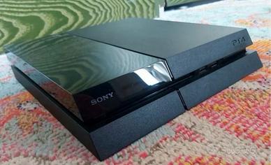 Playstation 4 con joystick e giochi