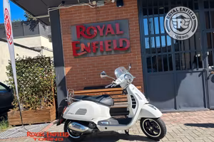 Piaggio Vespa 300 GTS SUPER
