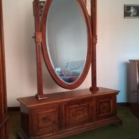 SPECCHIO CON BASE IN LEGNO NOCE E RADICA