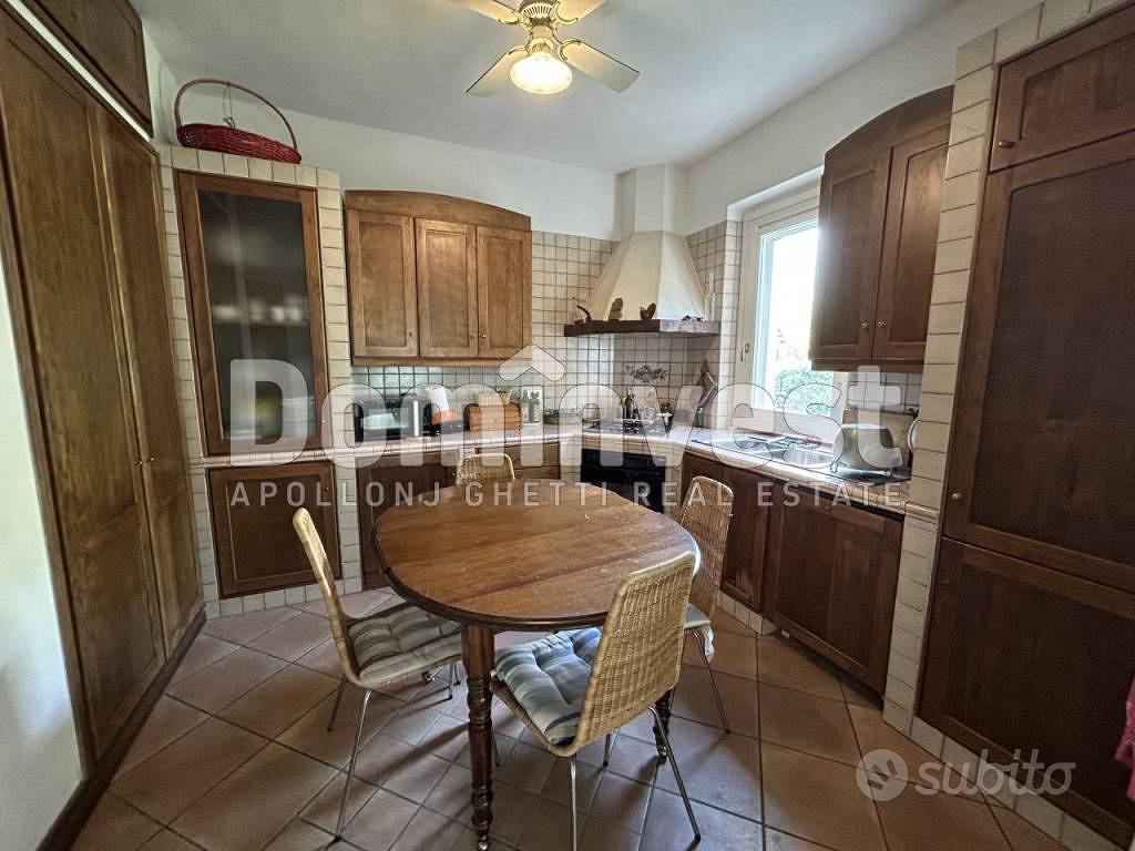 Rustico / Casale di 200 m² con più di 5 locali a C - Vista 4