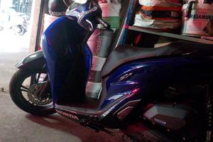 motorino sh 150 color blu vetro vetrina