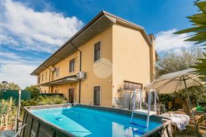 VILLA A SCHIERA A SOMMACAMPAGNA