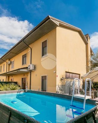 VILLA A SCHIERA A SOMMACAMPAGNA