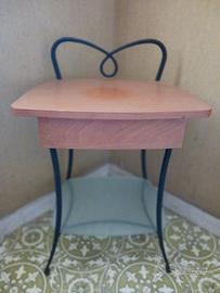 Comodino con struttura metallica colore blu scuro