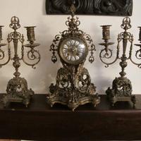 Orologio da tavolo in  bronzo, a molla.