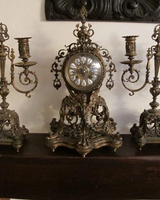 Orologio da tavolo in  bronzo, a molla.