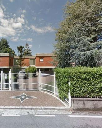 VILLA CON PISCINA E CAMPO DA GIUOCO
