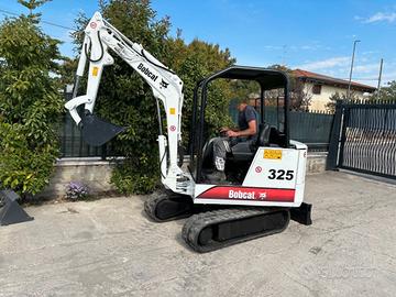 E152 Escavatore 25Q Bobcat 325