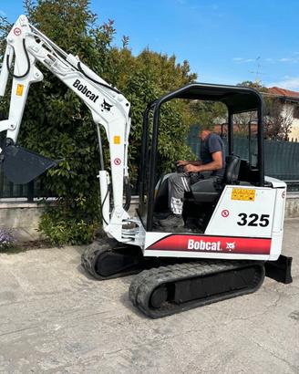 E152 Escavatore 25Q Bobcat 325