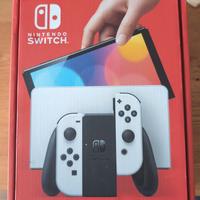 Switch OLED bianca + due giochi + custodia