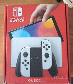 Switch OLED bianca + due giochi + custodia